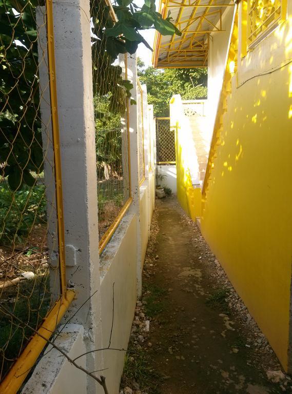 Bambooze Hauz Hotel Balabag  Exterior photo