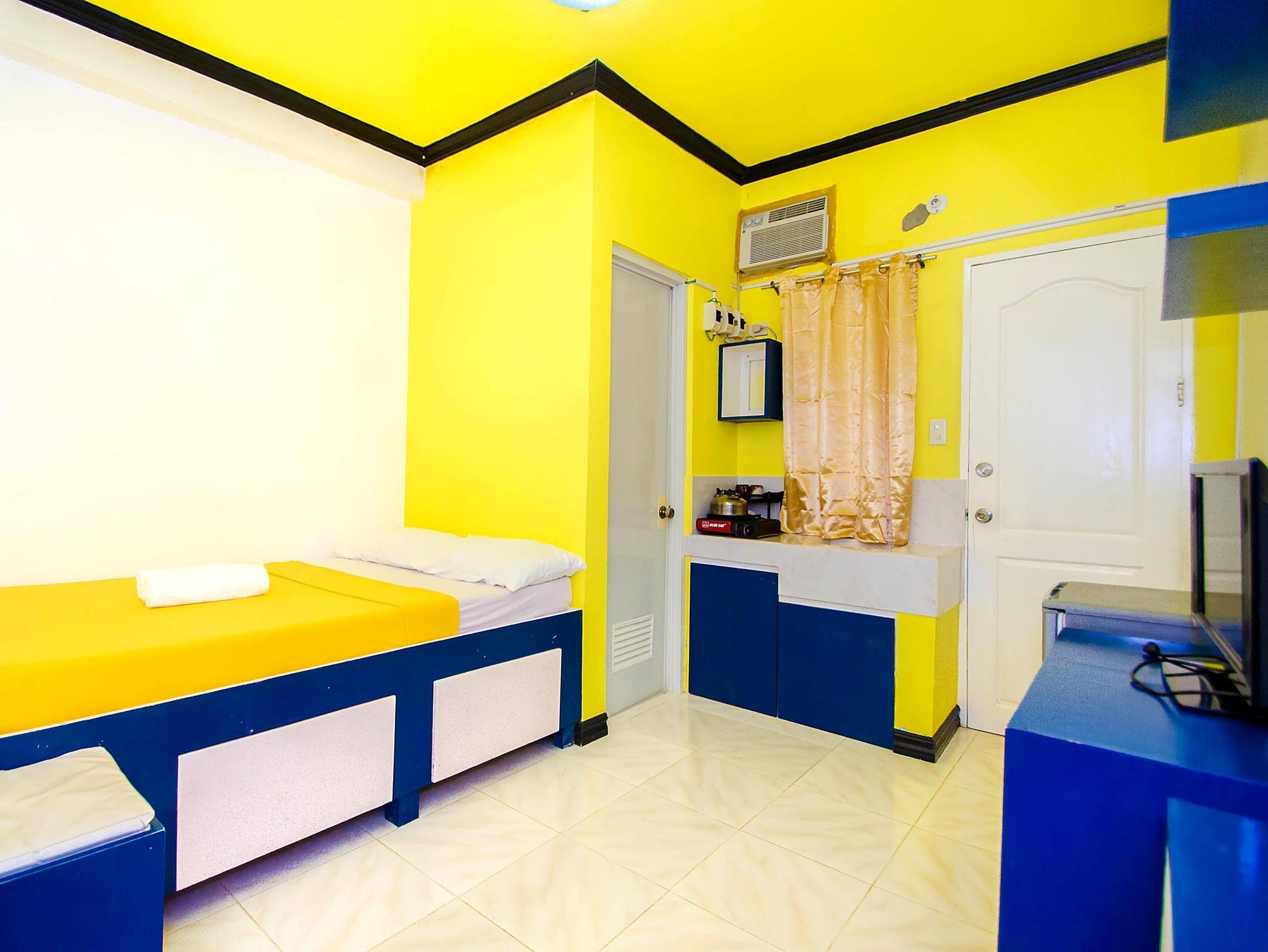 Bambooze Hauz Hotel Balabag  Exterior photo